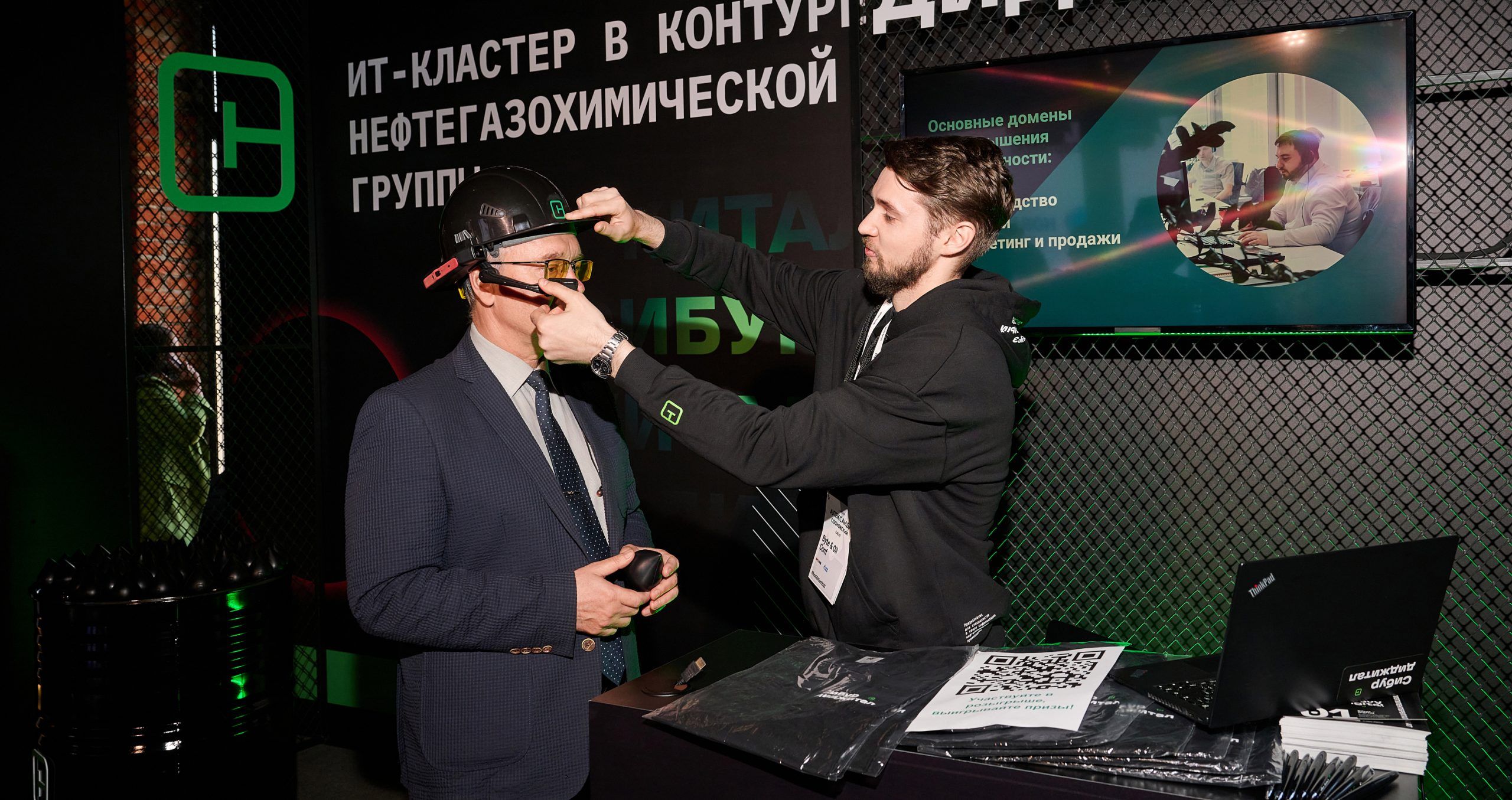 Стенд компании &laquo;Сибур&raquo;, на котором представили умную каску со встроенной системой видеосвязи