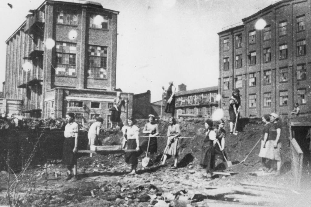 Строительство укрытий на территории завода &laquo;Электросила&raquo;. 1941 год