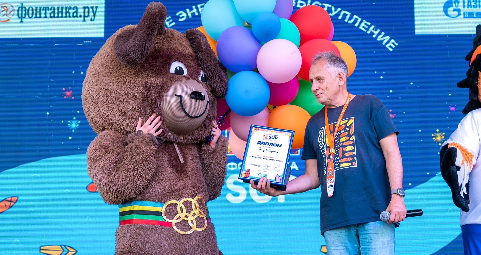 Победительница конкурса костюмов сап-фестиваля Елизавета Глянцева в образце олимпийского мишки