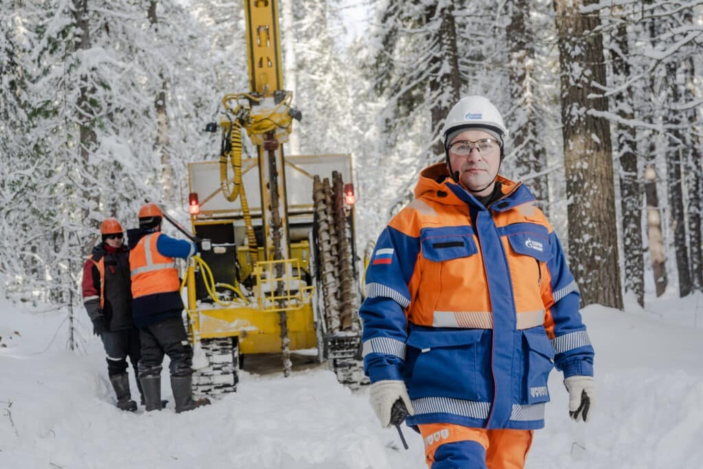 Специалист &laquo;Газпром нефти&raquo; во время сейсморазведки