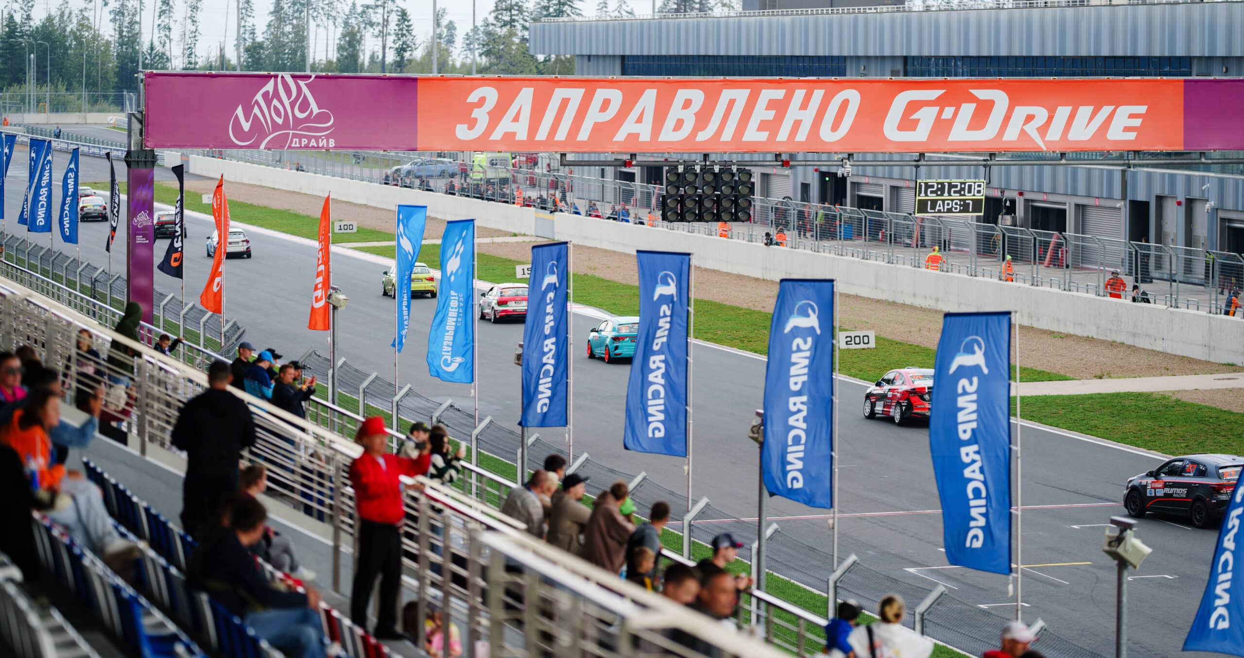 Зрители кольцевых автогонок на трибунах &laquo;Игоры Драйв&raquo;