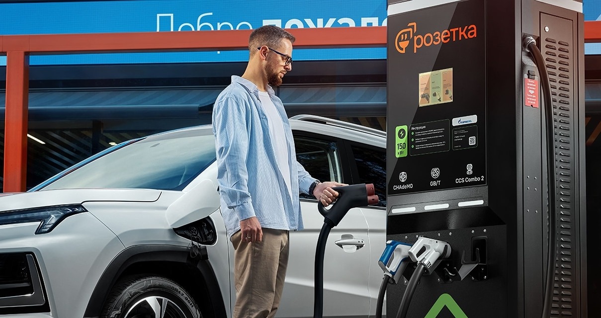 Автомобилист на электрозарядной станции сети &laquo;Розетка&raquo;