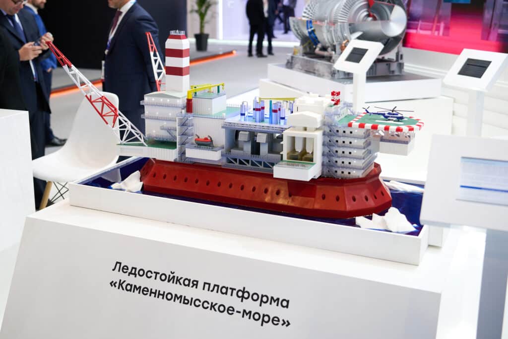 Макет ледостойкой платформы &laquo;Каменномысское море&raquo;