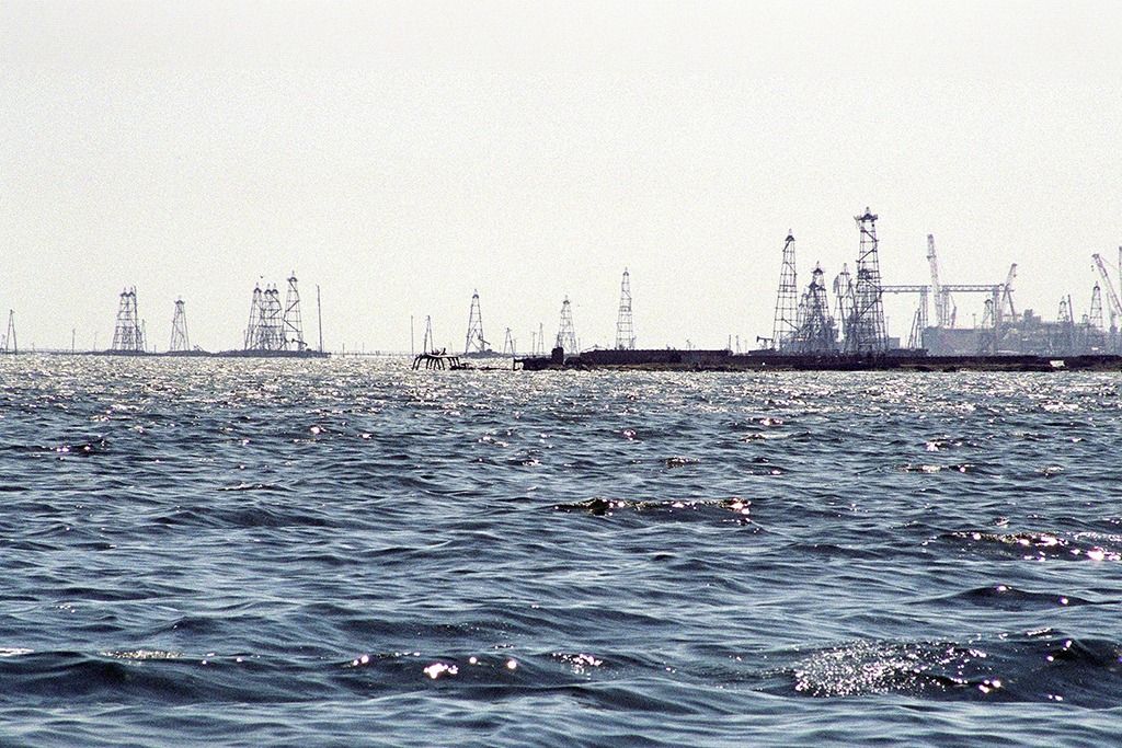 Буровые вышки поселка Нефтяные Камни в Каспийском море
