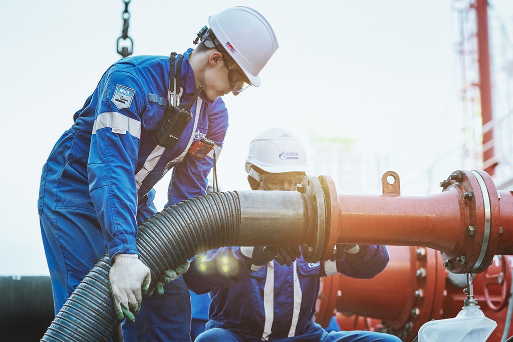 Сотрудники &laquo;Газпром нефти&raquo; во время бункеровки судна