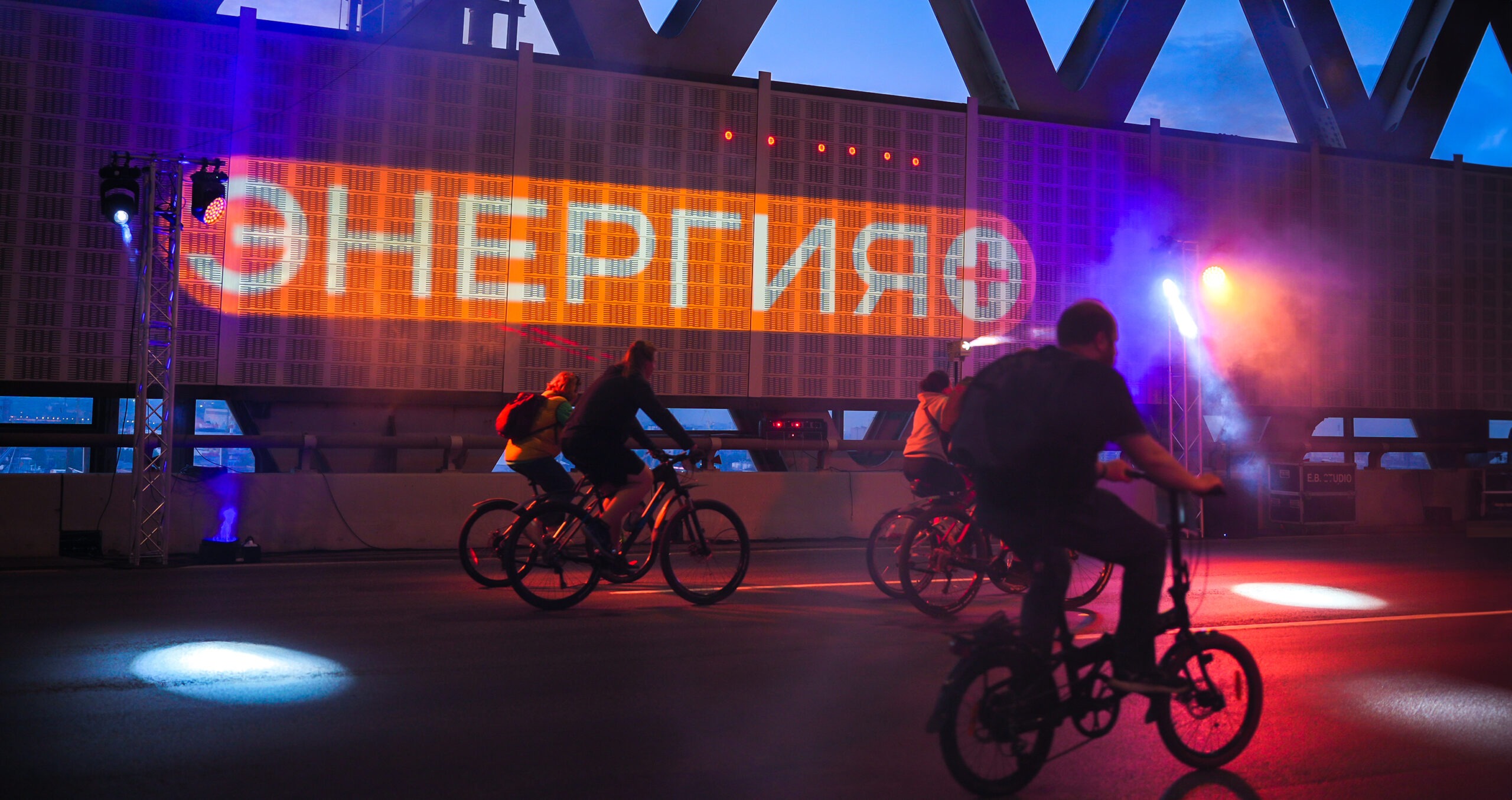 Лазерное шоу &laquo;Энергии+&raquo; в тоннеле ЗСД во время велофестиваля