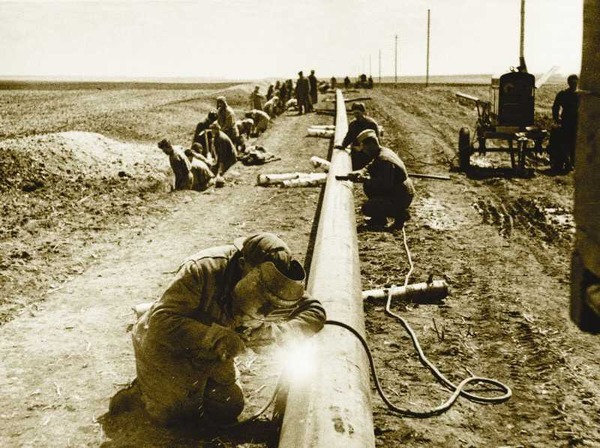 На строительстве газопровода Саратов — Москва. Саратовская область, 4 июня 1945 года