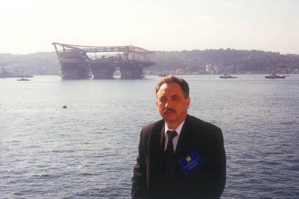 Юрий Басарыгин во время торжественного начала строительства газопровода «Голубой поток» (на фоне), 2000 год