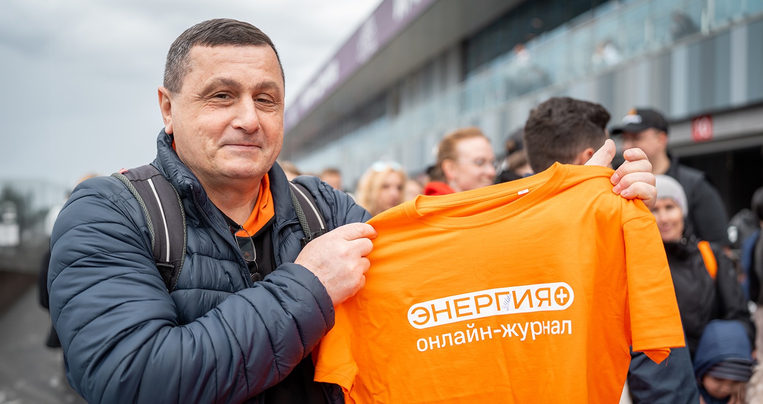 Читатель &laquo;Энергии+&raquo; Владимир держит в руках футболку с автографом гонщика Кирилла Зиновьева