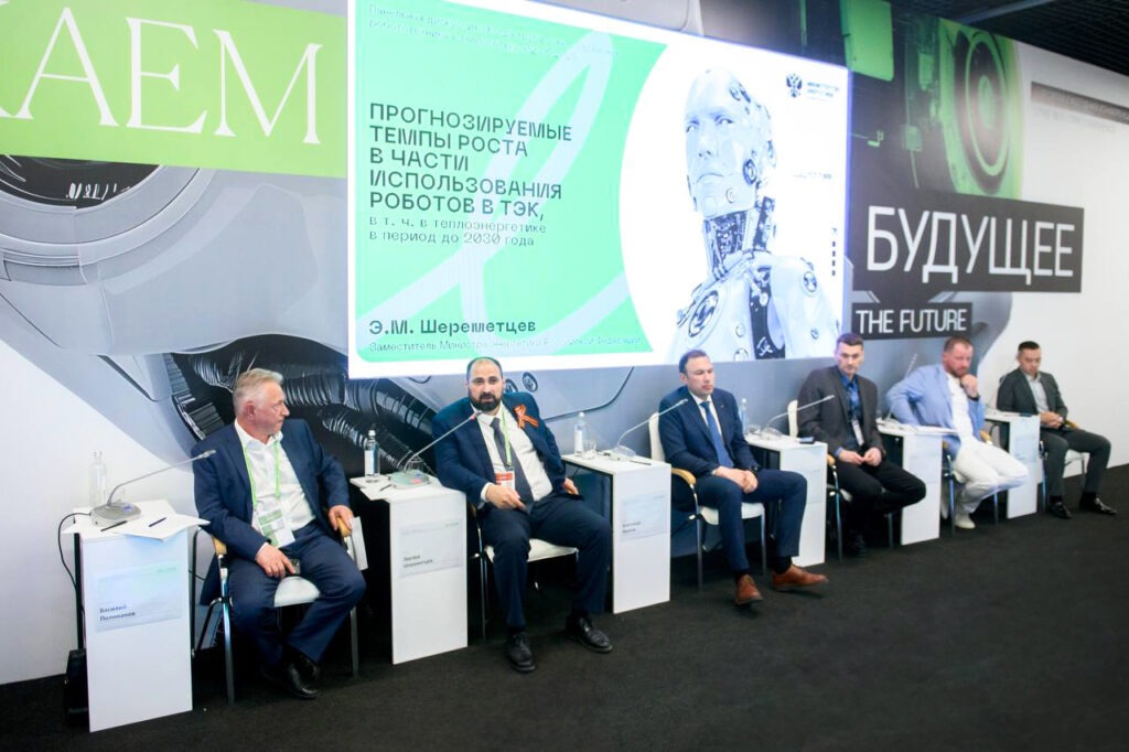 Заместитель министра энергетики Эдуард Шереметцев (второй слева) на конференции &laquo;Цифровая независимость промышленности России&raquo;