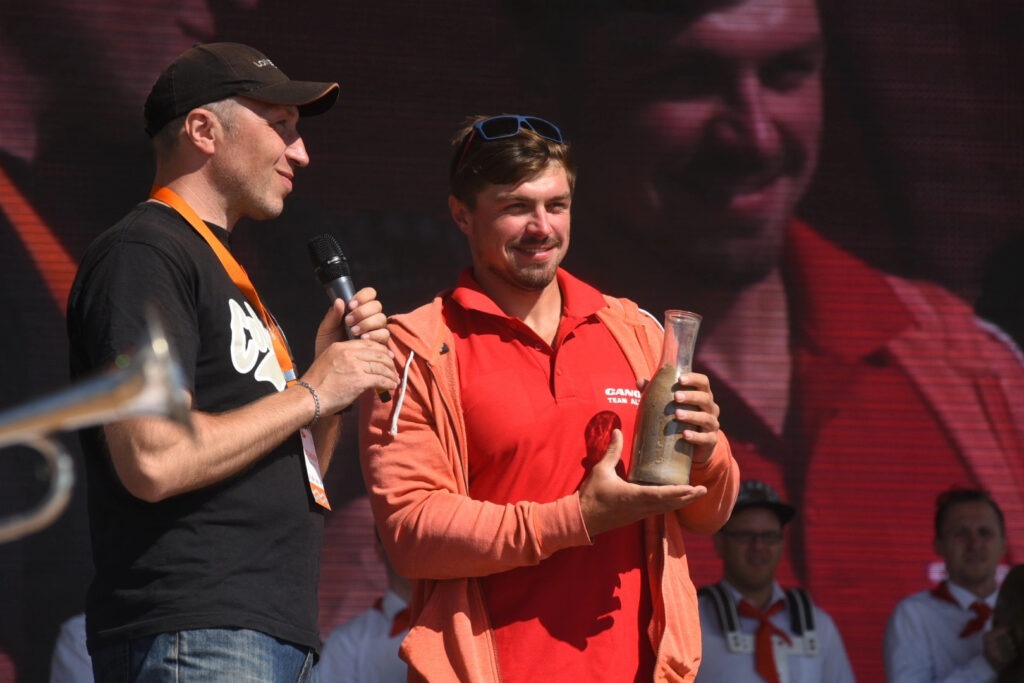 Чемпион первого в России Кубка по сапсерфингу Андрей Крайтор во время награждения на &laquo;Фонтанке SUP&raquo; в 2017 году
