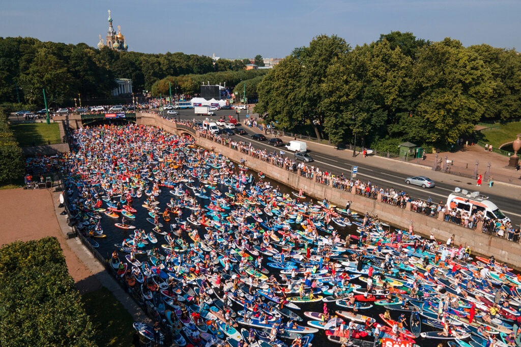 Заплыв на фестивале &laquo;Фонтанка SUP&raquo; в 2022 году, на котором установили мировой рекорд по численности участников
