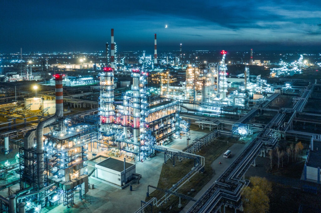 Вид на Омский нефтеперерабатывающий завод ночью