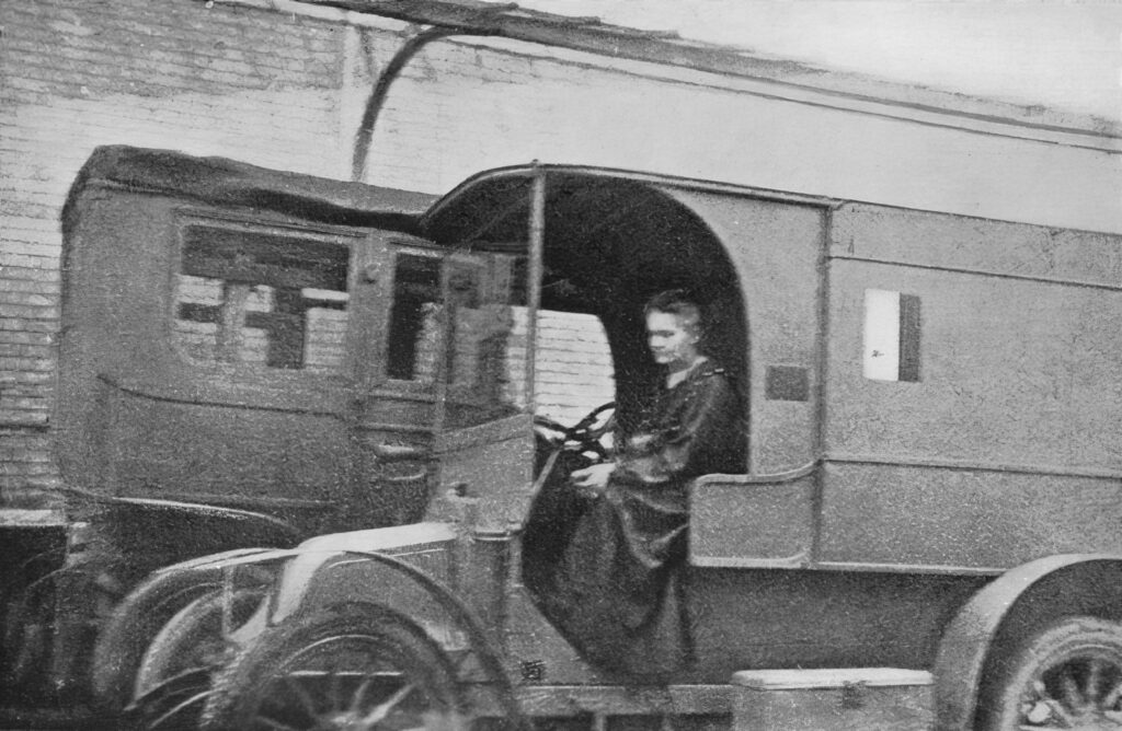 Ученая-экспериментатор Мария Склодовская-Кюри в мобильной радиологической станции