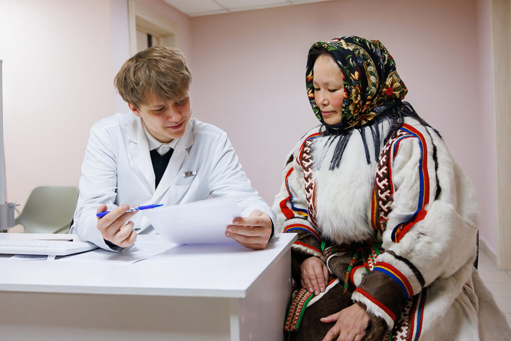Представительница коренных народов Севера на консультации с врачом по программе &laquo;Арктический чекап&raquo;