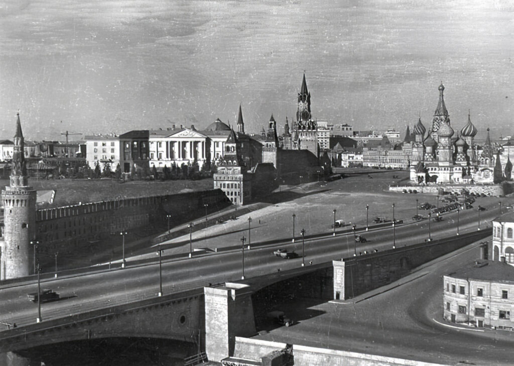 Маскировка стен и башен Кремля в 1941 году. Фото: mosenergo-museum.ru