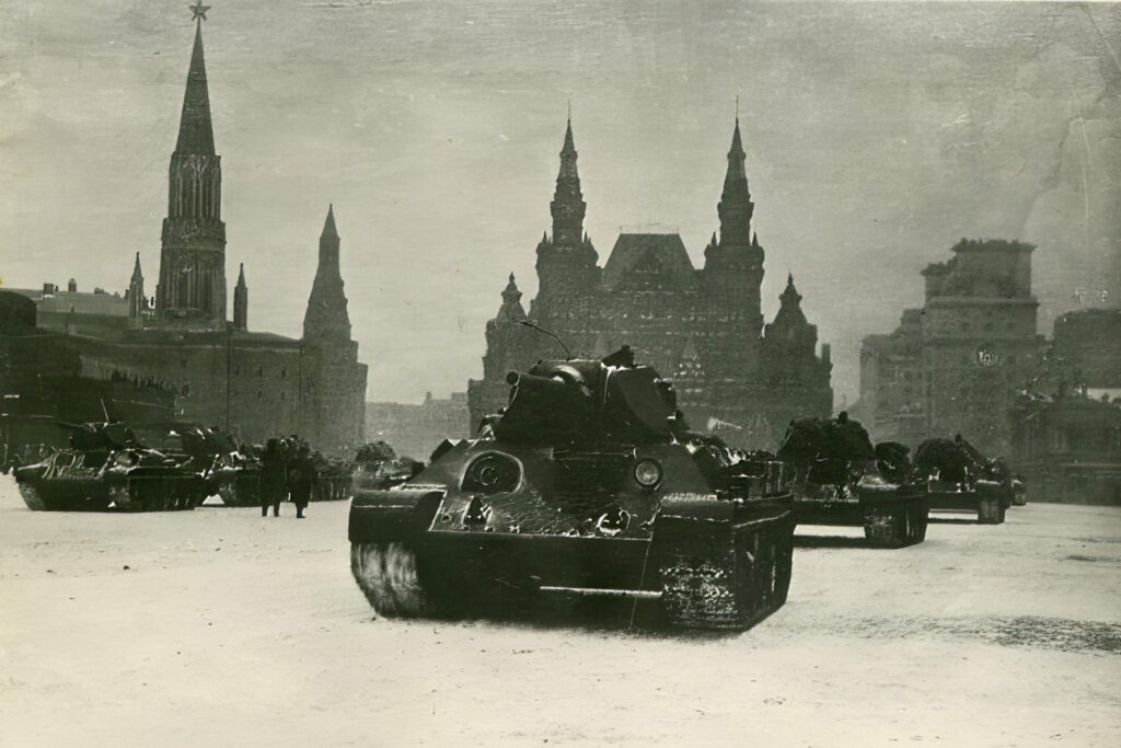 Танки на Красной площади в Москве 1941. Фото: goskatalog.ru