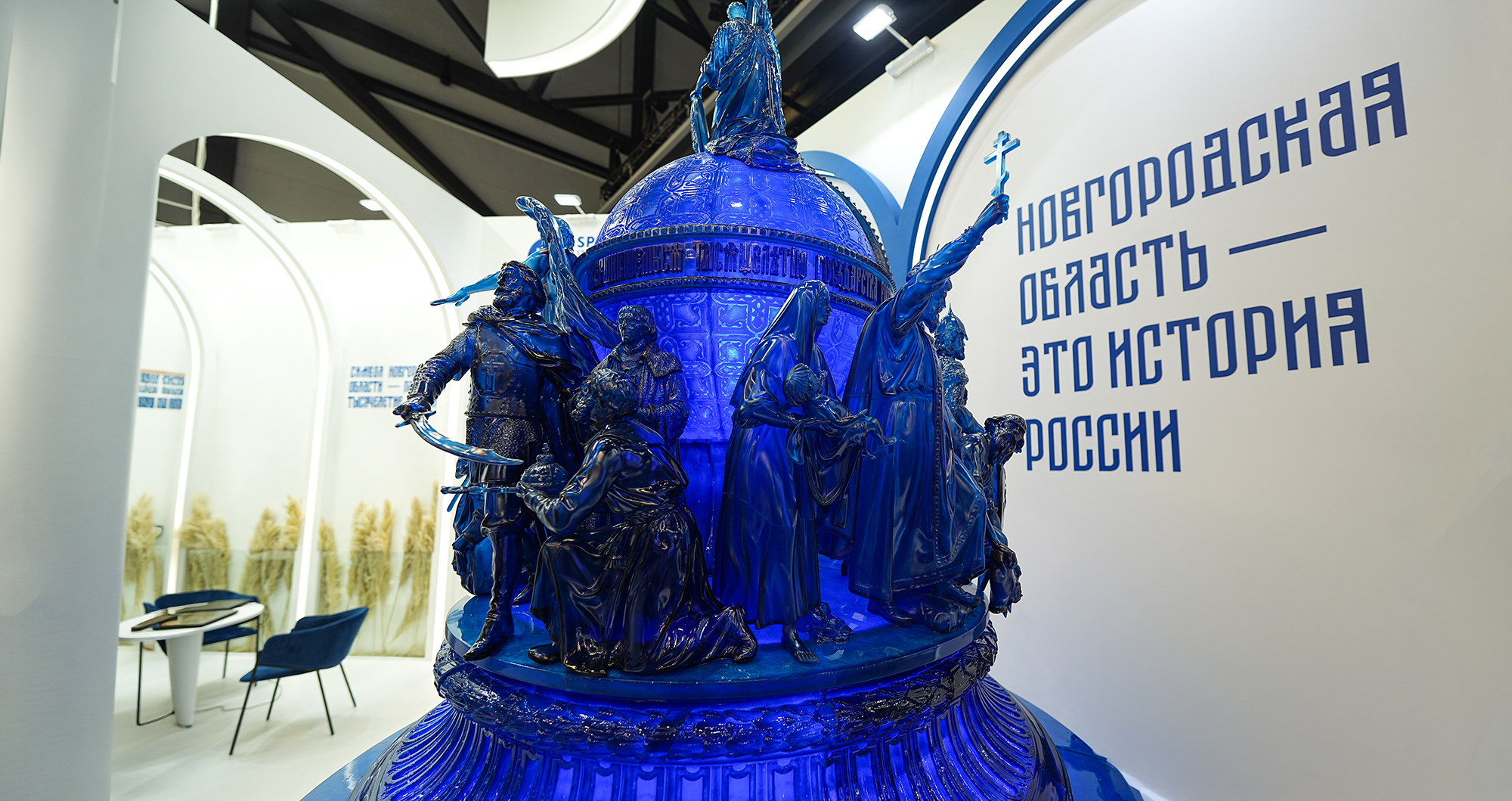 Стенд Новгородской области, копия памятника &laquo;Тысячелетие России&raquo; на ПМЭФ-2026