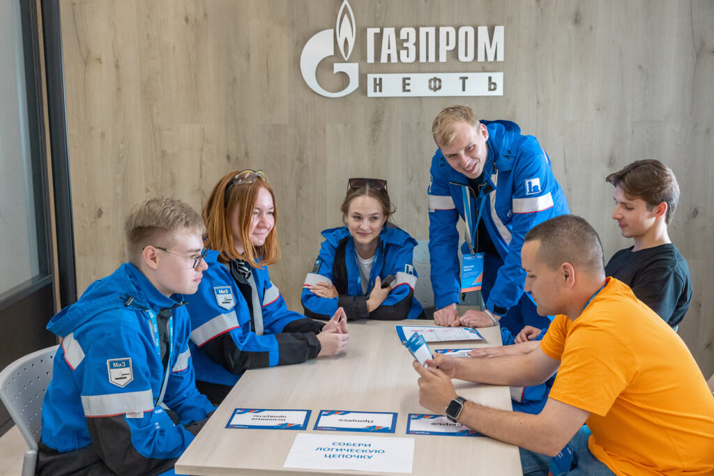 Студенты на практике на Московском НПЗ компании &laquo;Газпром нефть&raquo;