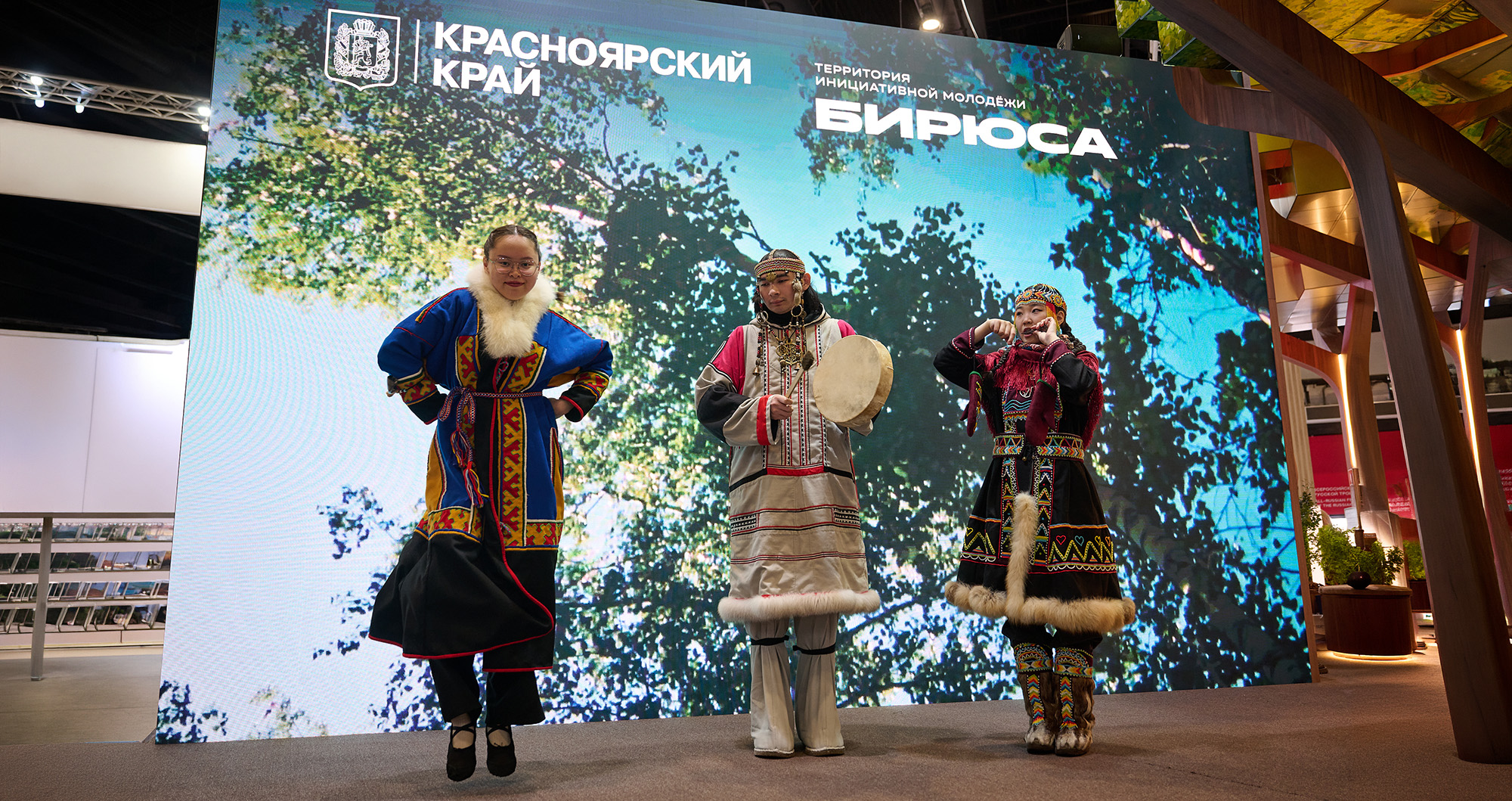 Выступление народов Крайнего Севера на стенде Красноярского края на ПМЭФ-2026