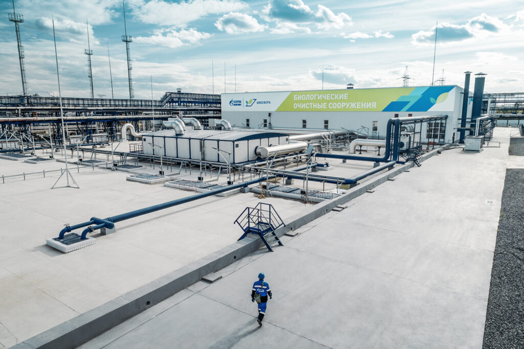 Вид на комплекс биологической очистки воды &laquo;Биосфера&raquo; на Московском нефтеперерабатывающем заводе