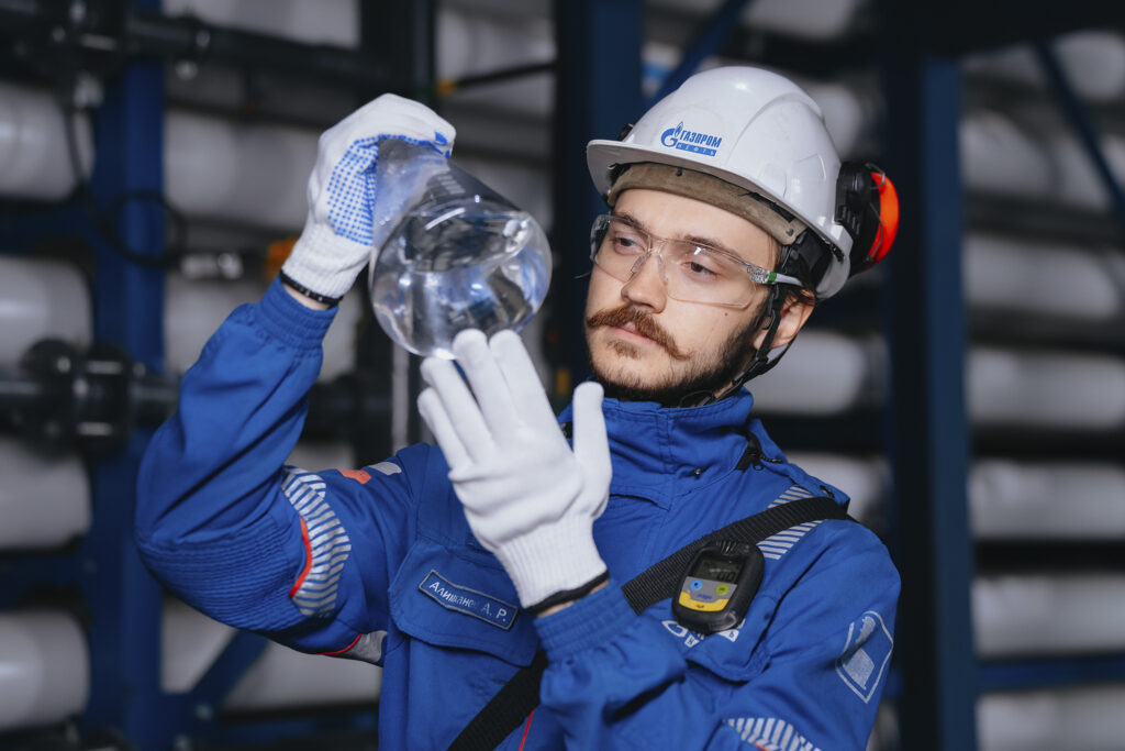 Микробиолог Московского нефтеперерабатывающего завода Анвар Алимханов во время работы