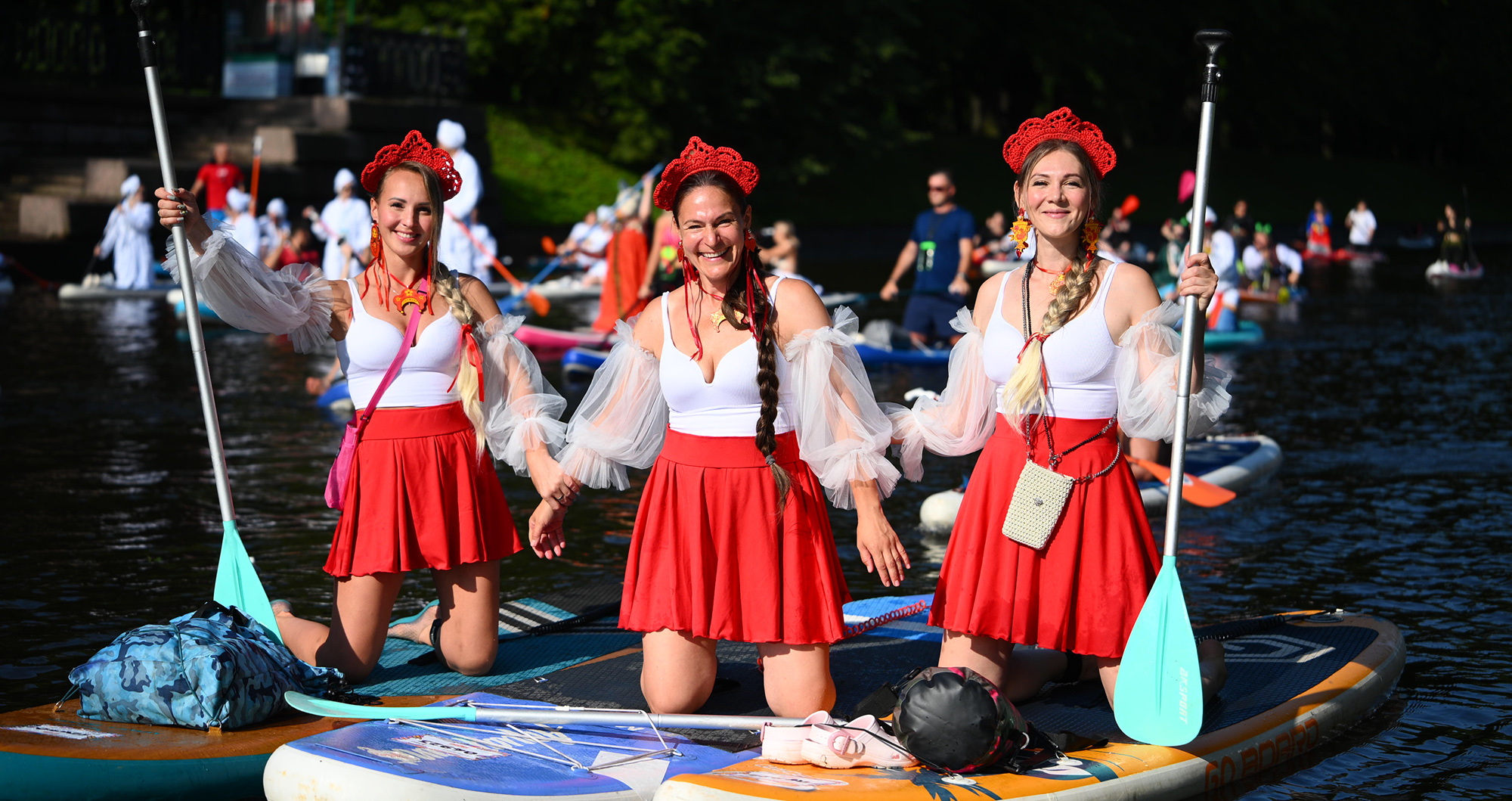 Участницы «Петербург Фонтанка SUP» в кокошниках