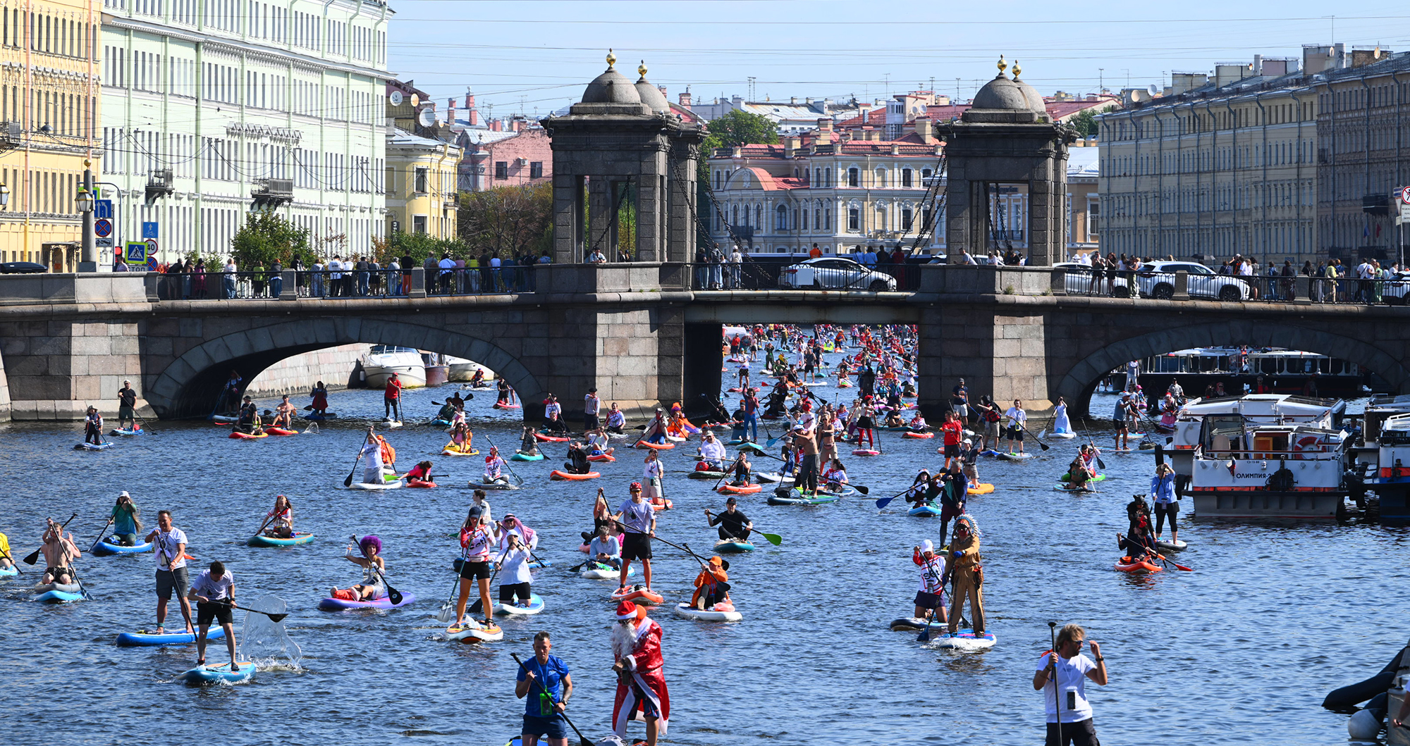 Участники «Петербург Фонтанка SUP» во время заплыва
