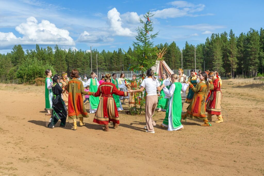 Хоровод в завершение праздника Икэнипкэ