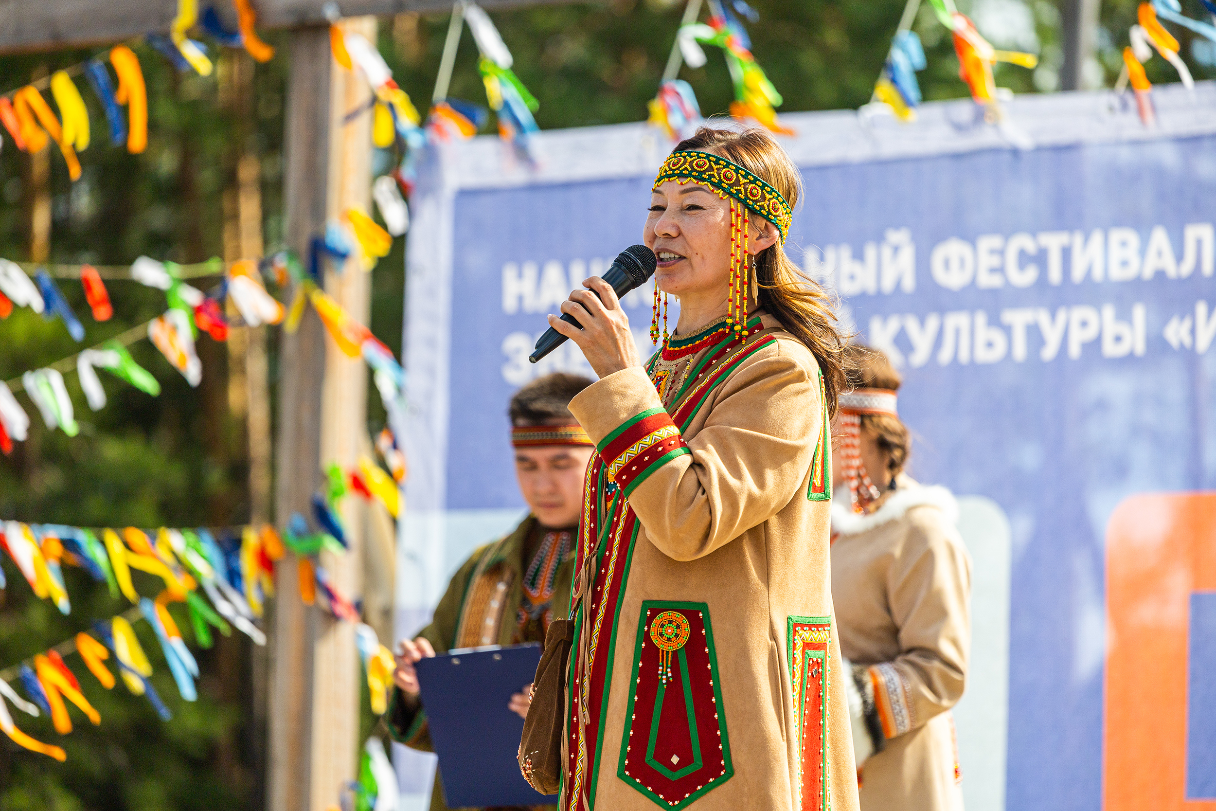 Представительница народа эвенков выступает на фестивале эвенкийской культуры &laquo;Икэнипкэ&raquo;