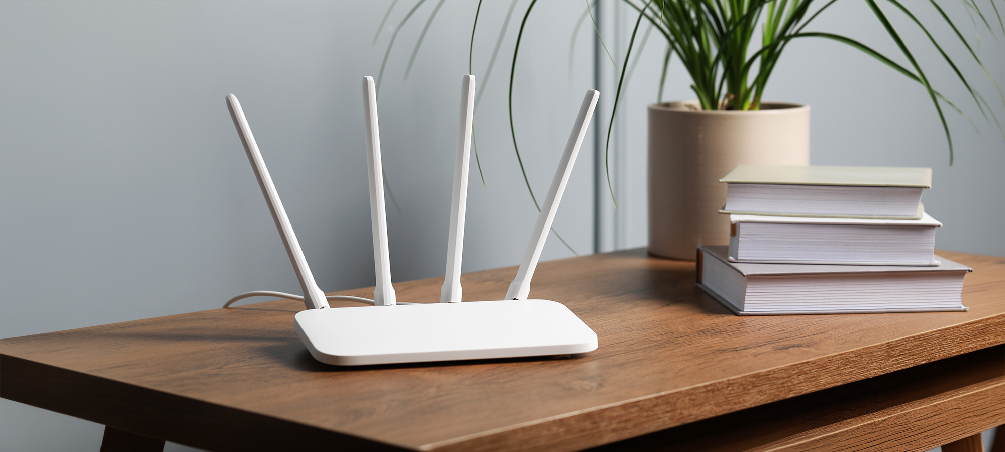 Wi-fi роутер на столе. Фото: Shutterstock