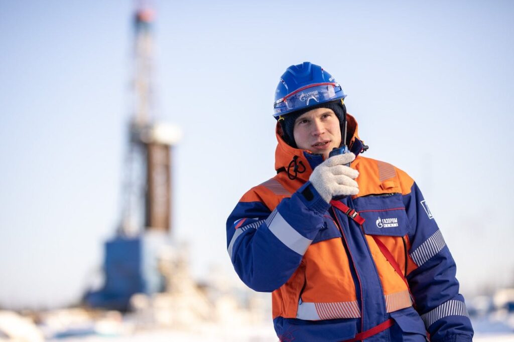 Специалист &laquo;Газпром нефти&raquo; во время проведения буровых работ на Крайнем Севере