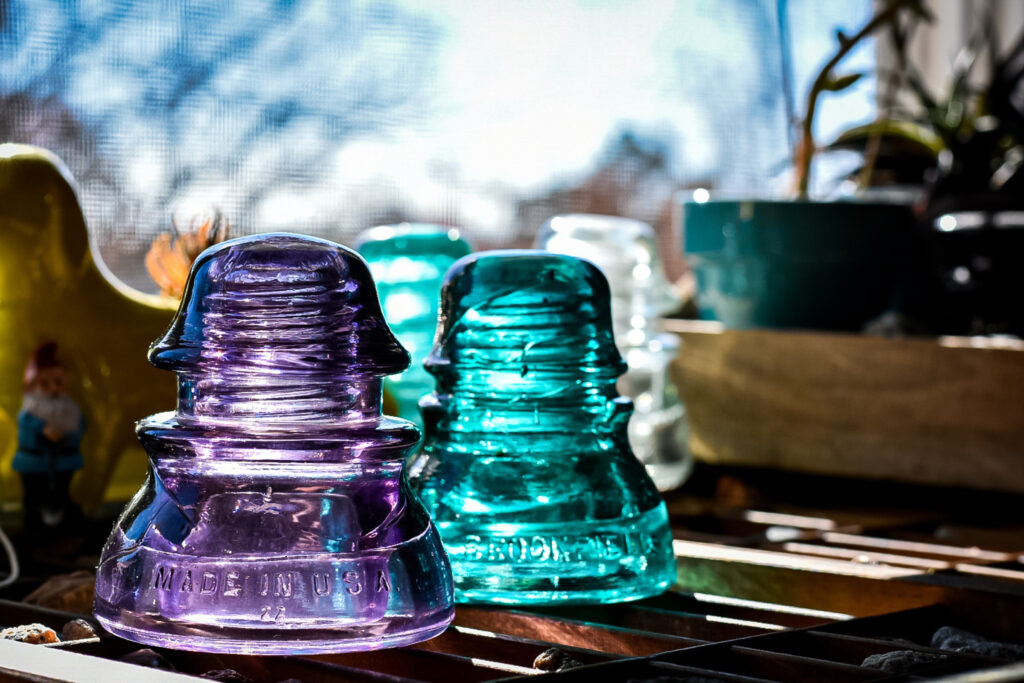 Изоляторы из закаленного стекла. Фото: Shutterstock