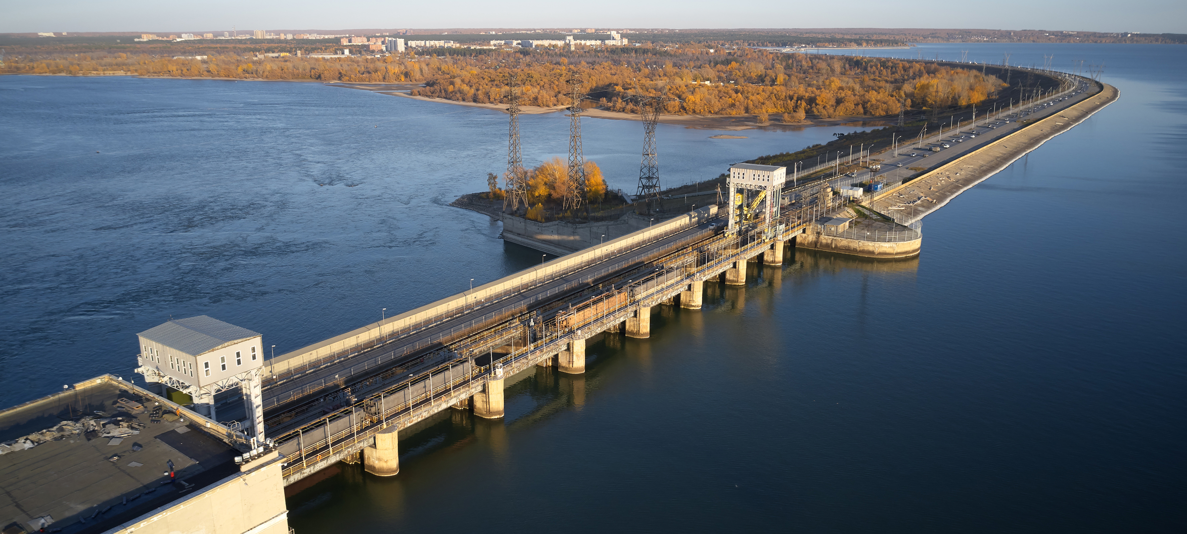 Вид на Новосибирскую гидроэлектростанцию. Фото: Shutterstock